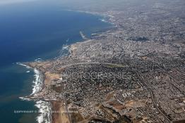 Image du Maroc Professionnelle de  Sur cette image réalisée le 10 Octobre 2009, nous offre une magnifique vue sur le littoral de Casablanca de la plage Aïn Diab à Zenata en passant par le port. Ce qui est regrettable c'est le manque d'espaces verts hormis les deux taches de verdure : Le Golf d'Anfa au centre et une tache noir au centre de l'image parc de la ligue arabe, Samedi 10 Octobre 2009. (Photo / Abdeljalil Bounhar) 